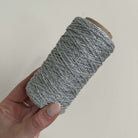 Filo lurex argento da lavorare assieme a fettucce e cordini per realizzare borse all'uncinetto