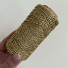 Filo lurex oro da lavorare assieme a fettucce e cordini per realizzare borse all'uncinetto