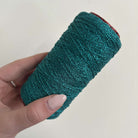Filo lurex blu da lavorare assieme a fettucce e cordini per realizzare borse all'uncinetto