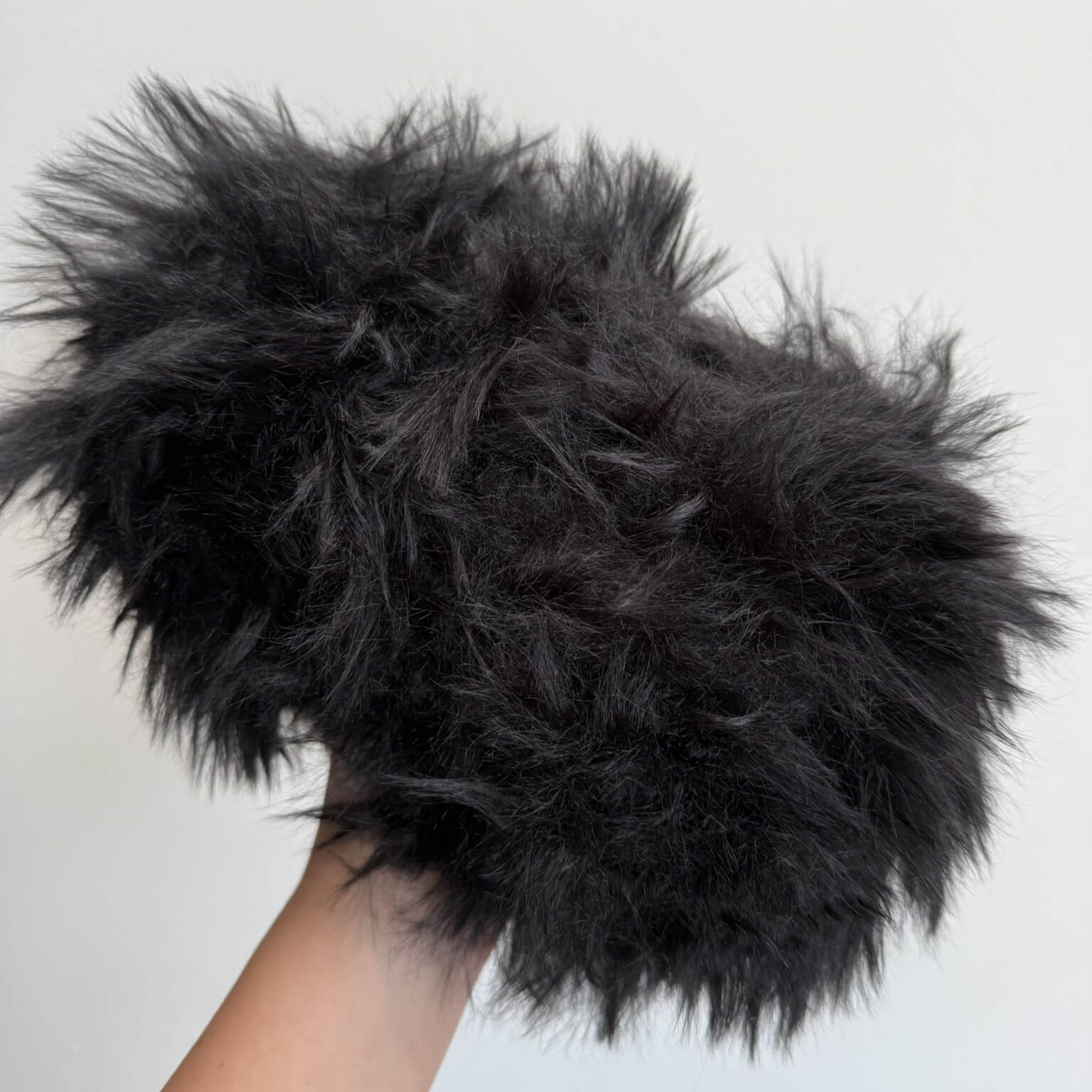 Filato peloso 200g nero per borse all'uncinetto – effetto pelliccia scura handmade