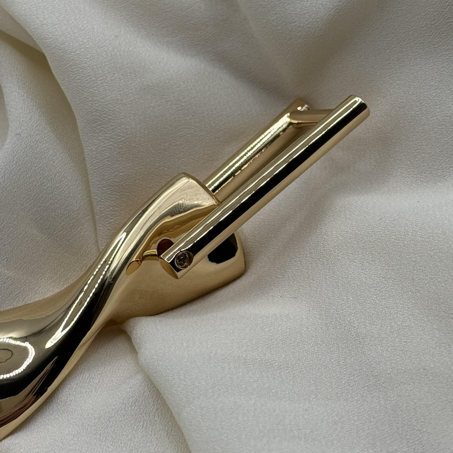 Dettaglio manico Zara onda oro per borse fatte a mano all'uncinetto – stile contemporaneo
