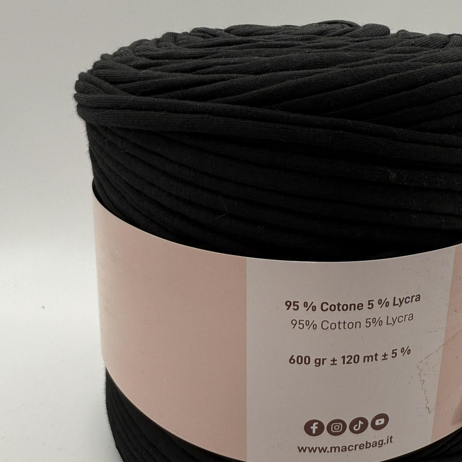 Dettaglio fettuccia cotone riciclato per borsa handmade all'uncinetto