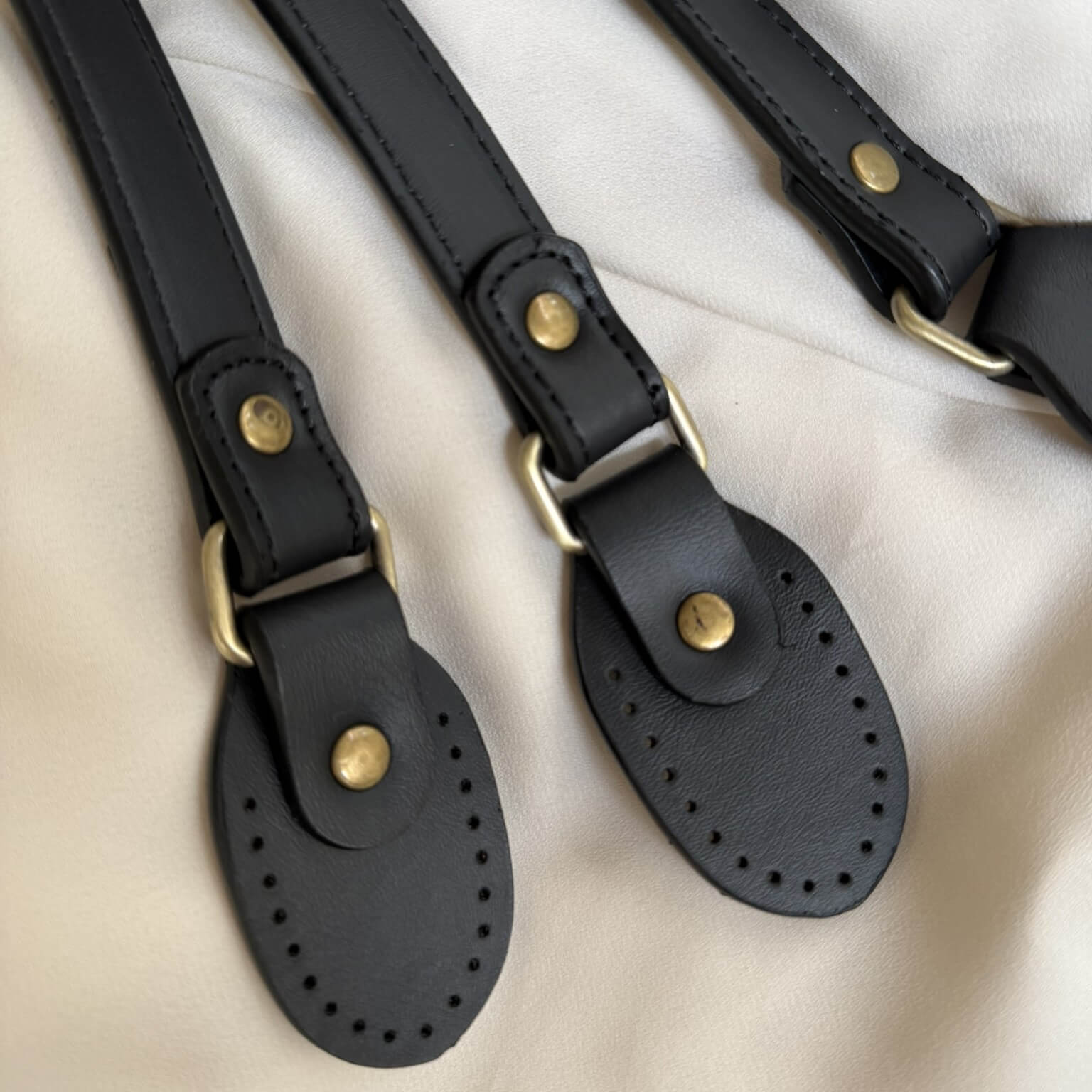 Dettaglio attacco manico Miura ecopelle su borsa uncinetto – accessorio di qualità