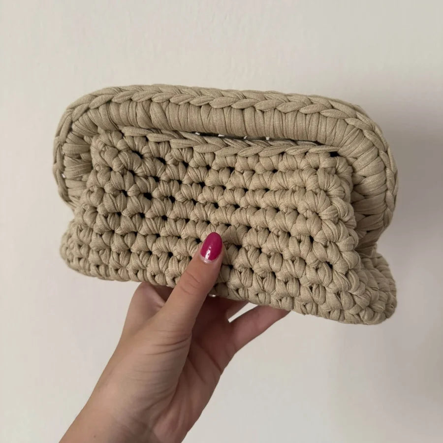 Tutorial borsa Ada all'uncinetto gratuito – clutch bag elegante con fettuccia lycra