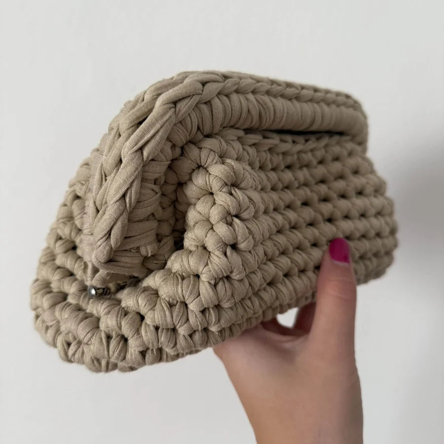 Borsa Ada all'uncinetto finita – clutch bag elegante fatta a mano con fettuccia lycra