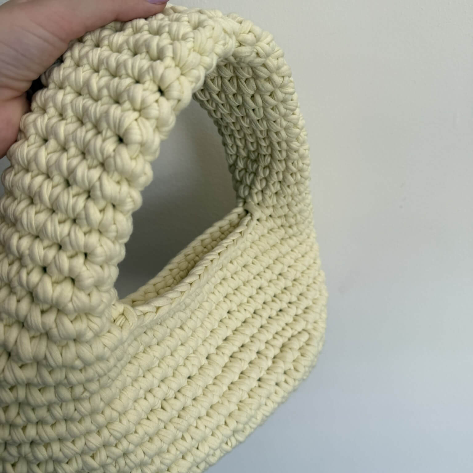 Borsa Carla all'uncinetto finita – borsa a spalla con fettuccia cotone riciclato