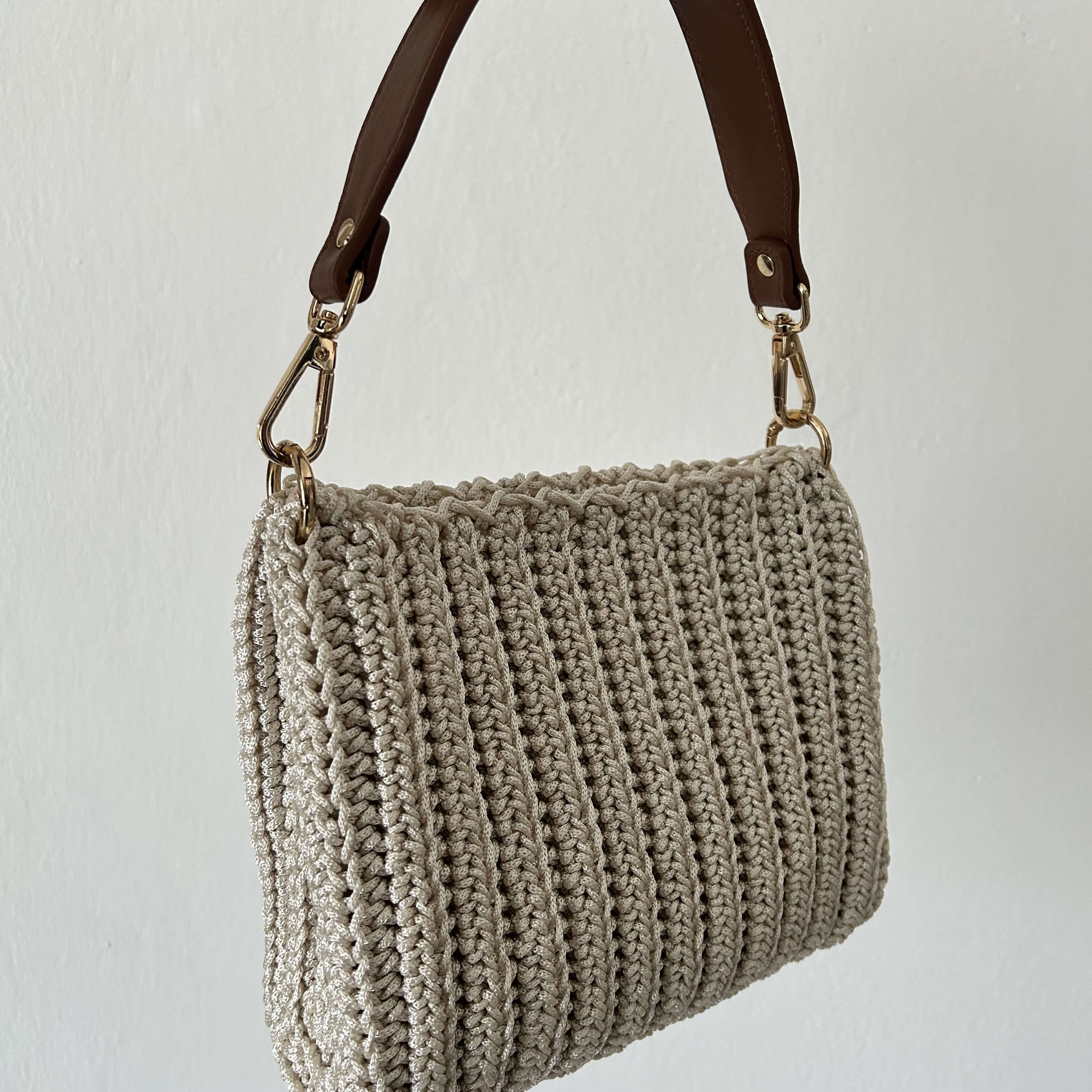 Kit con occorrente per realizzare all'uncinetto la borsa in cordino colorato