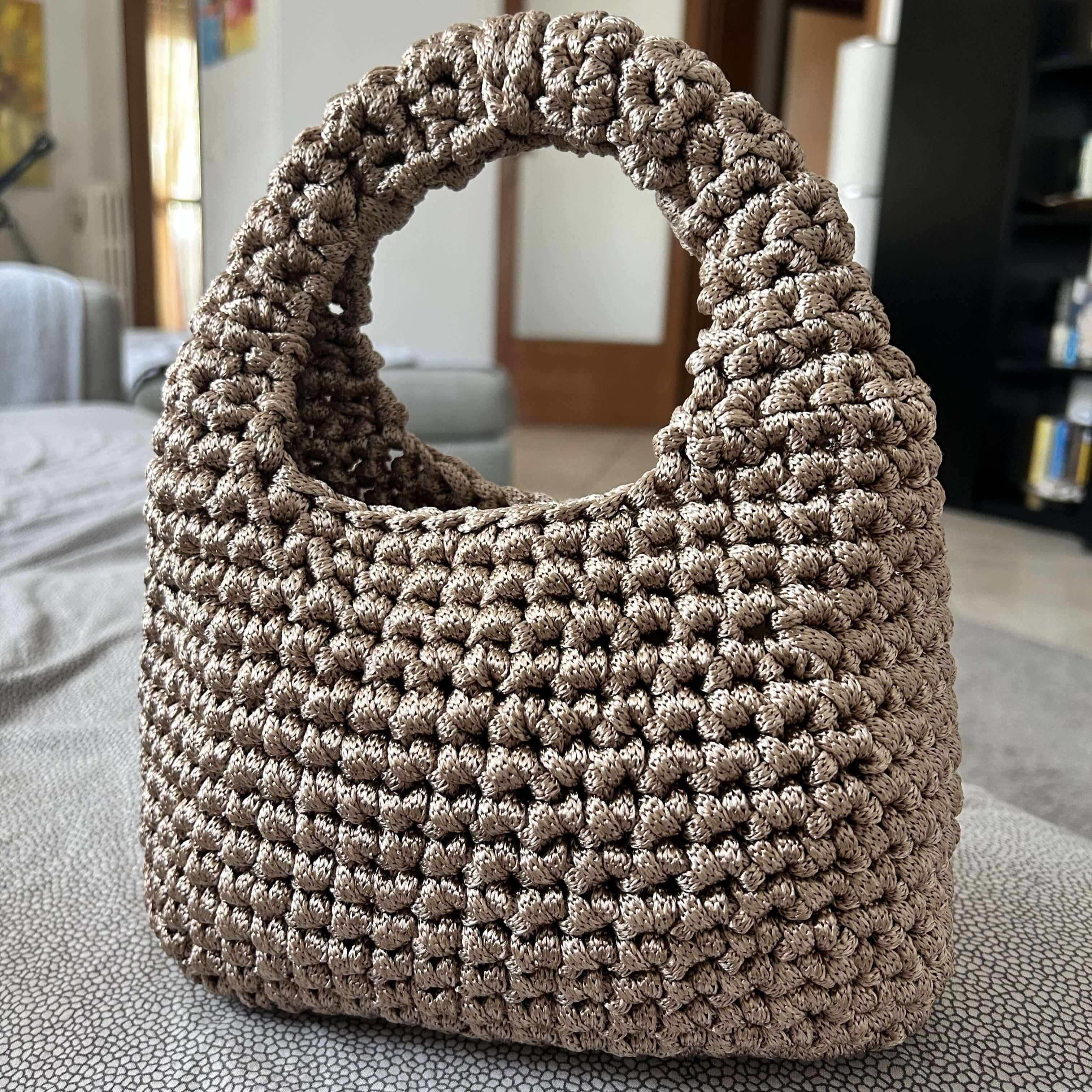 Kit con occorrente per realizzare all'uncinetto la borsa in cordino colorato