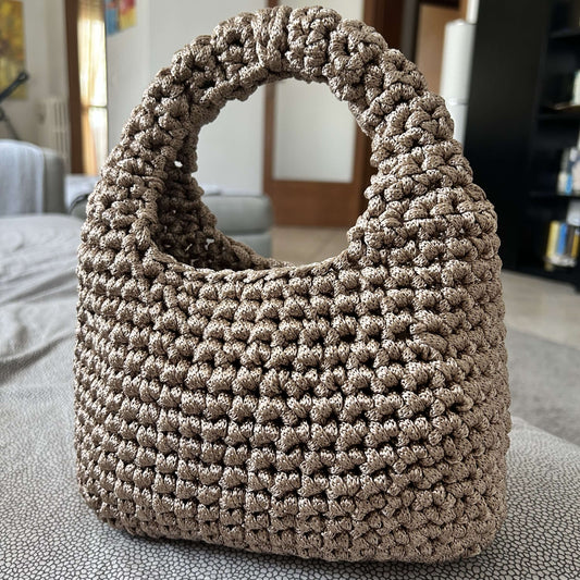 Kit con occorrente per realizzare all'uncinetto la borsa in cordino colorato