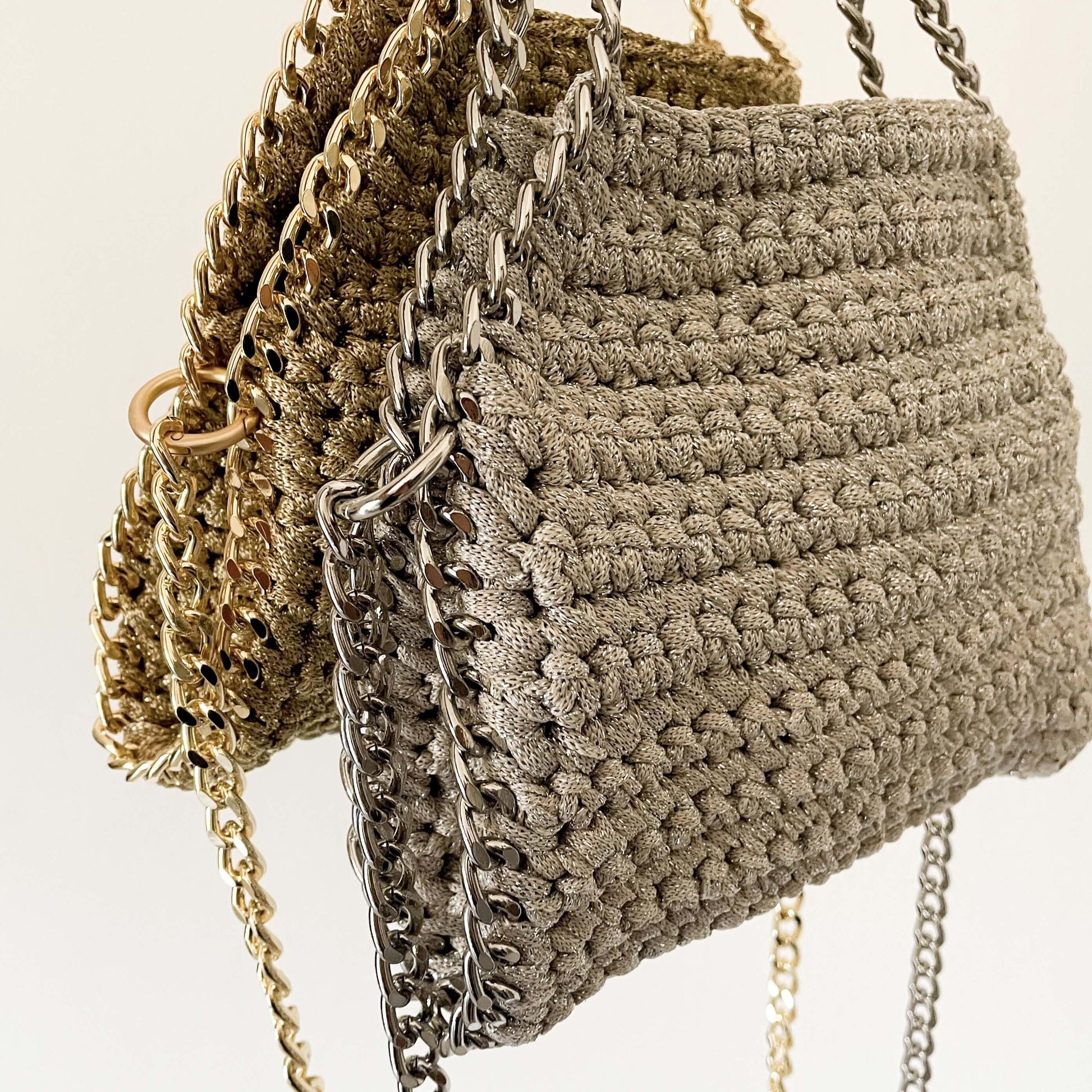 Kit completo per realizzare la borsa stella, una borsa all'uncinetto a spalla con catena 