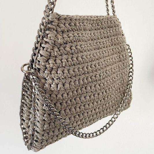Kit completo per realizzare la borsa stella, una borsa all'uncinetto a spalla con catena 