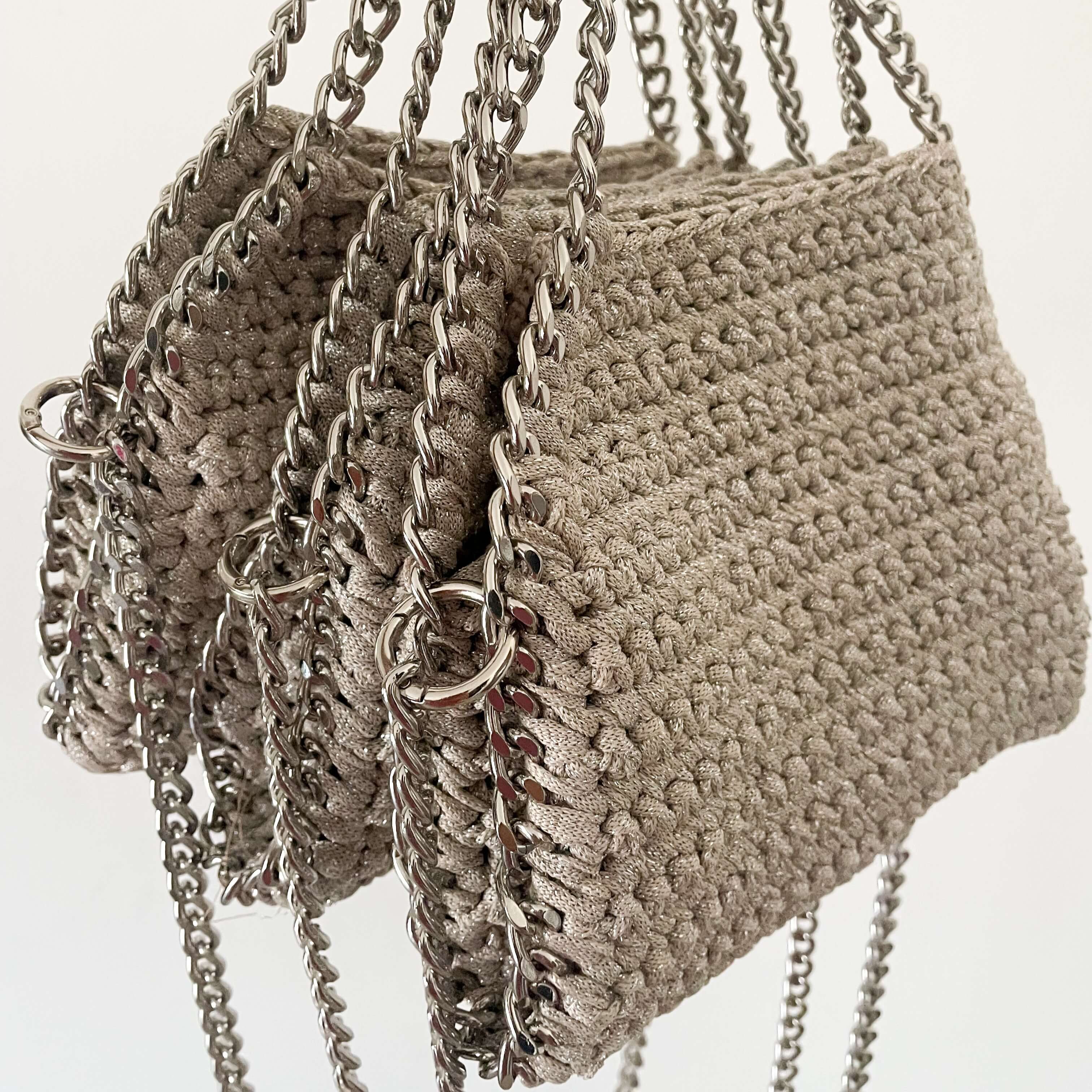 Kit completo per realizzare la borsa stella, una borsa all'uncinetto a spalla con catena 