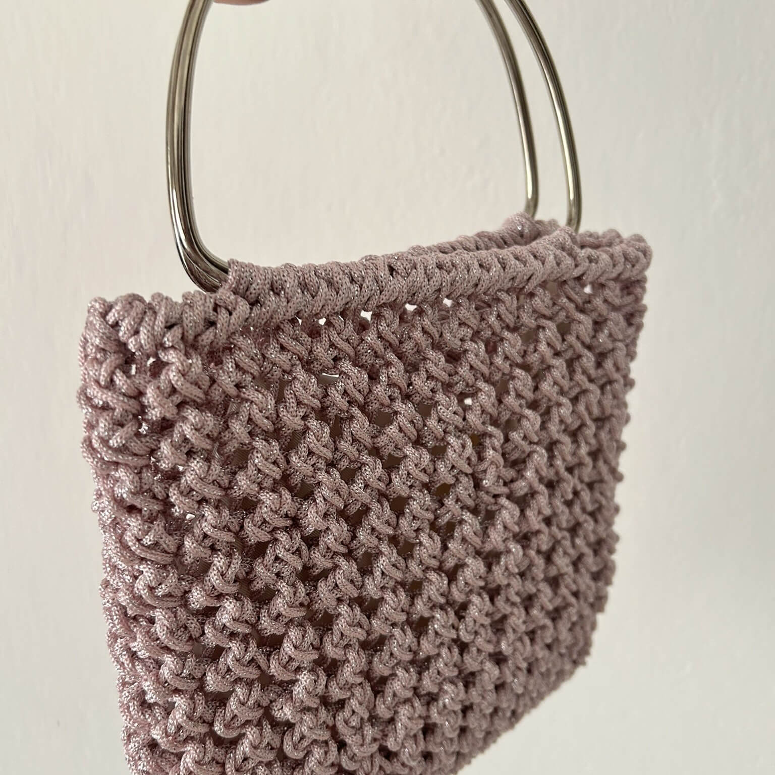Kit borsa gioiello realizzata all'uncinetto con cordino lurex e manici ad anello 