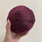 Fettuccia magenta lurex a forma di tubolare per realizzare borse all'uncinetto