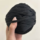 Fettuccia nero brillante lurex a forma di tubolare per realizzare borse all'uncinetto
