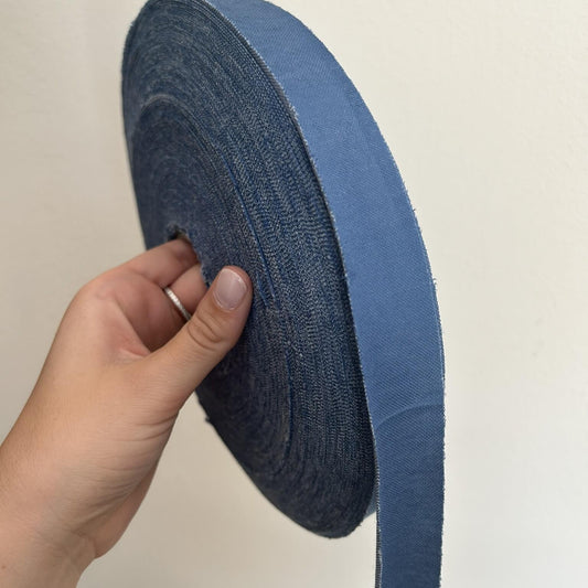 Fettuccia di lycra jeans chiaro e leggera per realizzare borse all'uncinetto