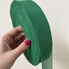 Fettuccia in tulle verde elastica e leggerissima per realizzare borse all'uncinetto