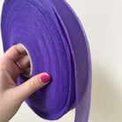 Fettuccia in tulle viola elastica e leggerissima per realizzare borse all'uncinetto