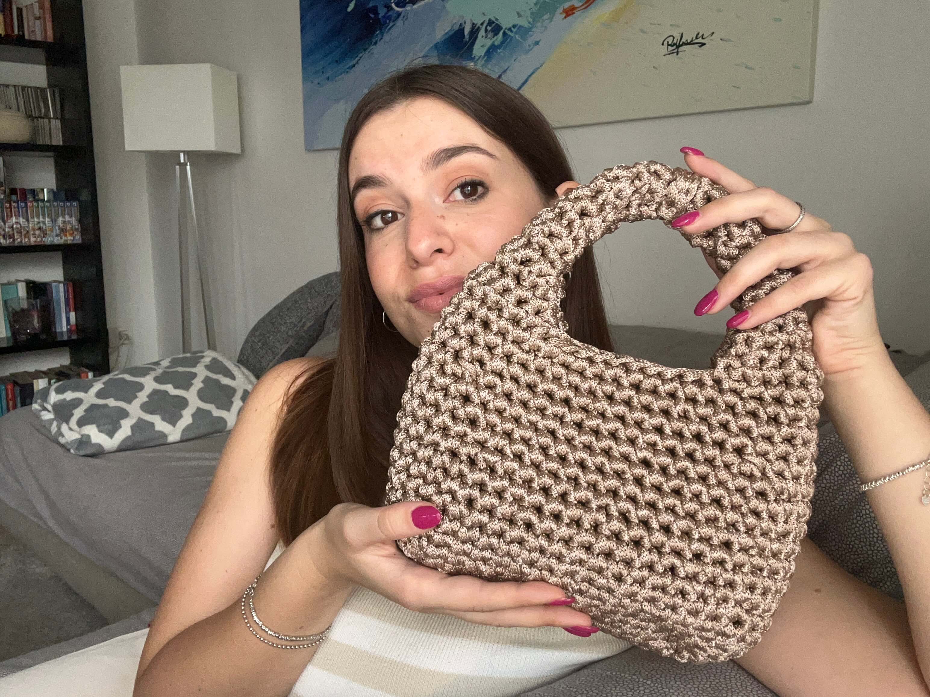 Segui il video tutorial completo passo passo per realizzare una borsa con le tue mani