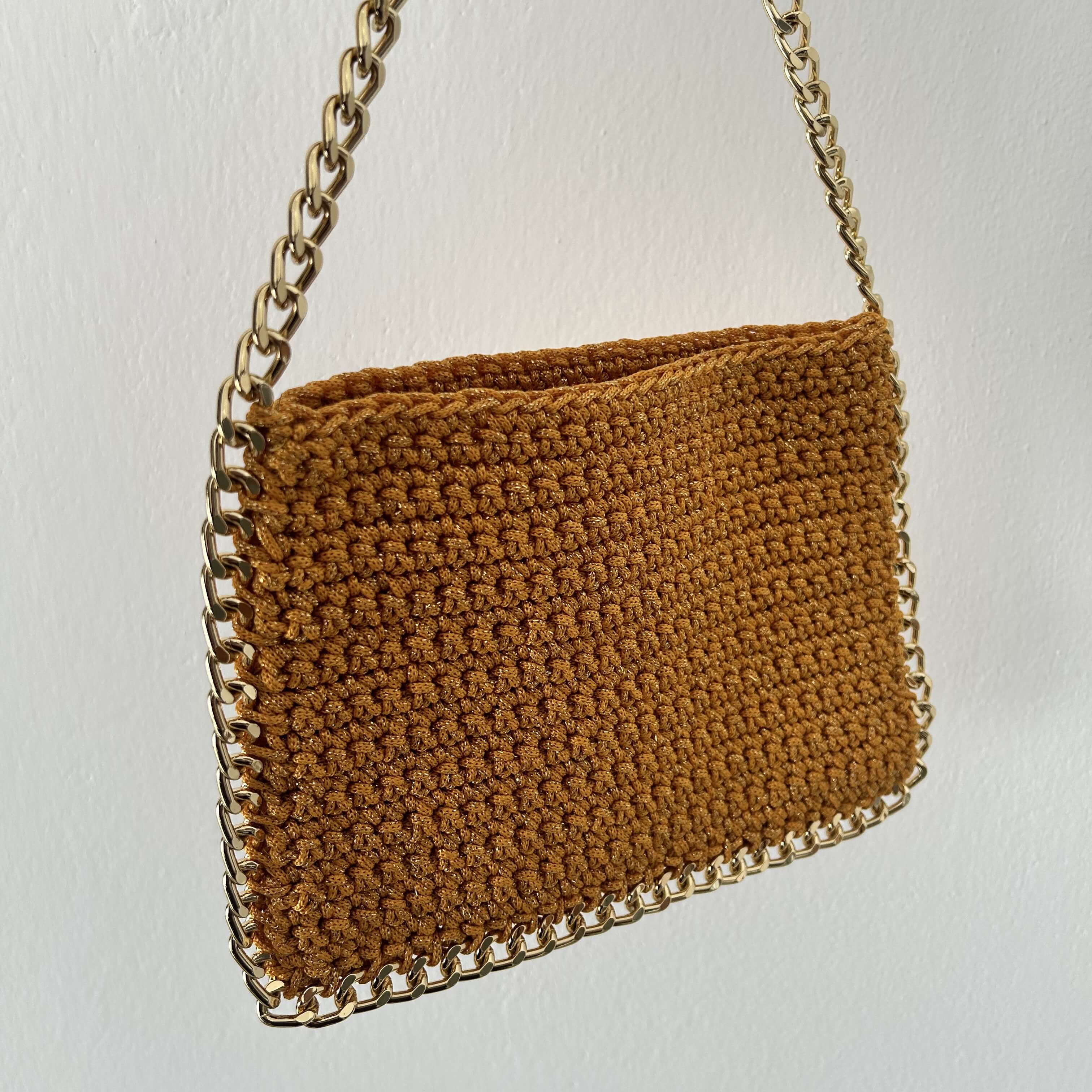 Kit con occorrente per realizzare la pochette stella all'uncinetto