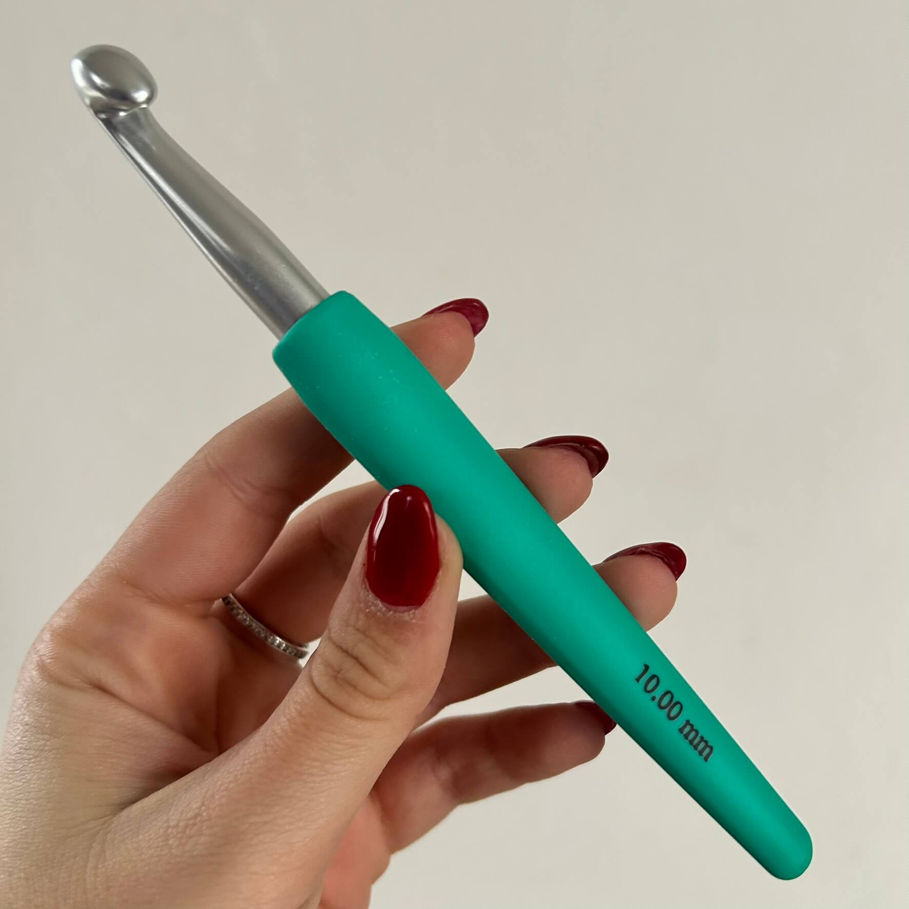 Uncinetto in alluminio numero 10 con base in plastica utile per lavorare a mano borse, abiti e accessori