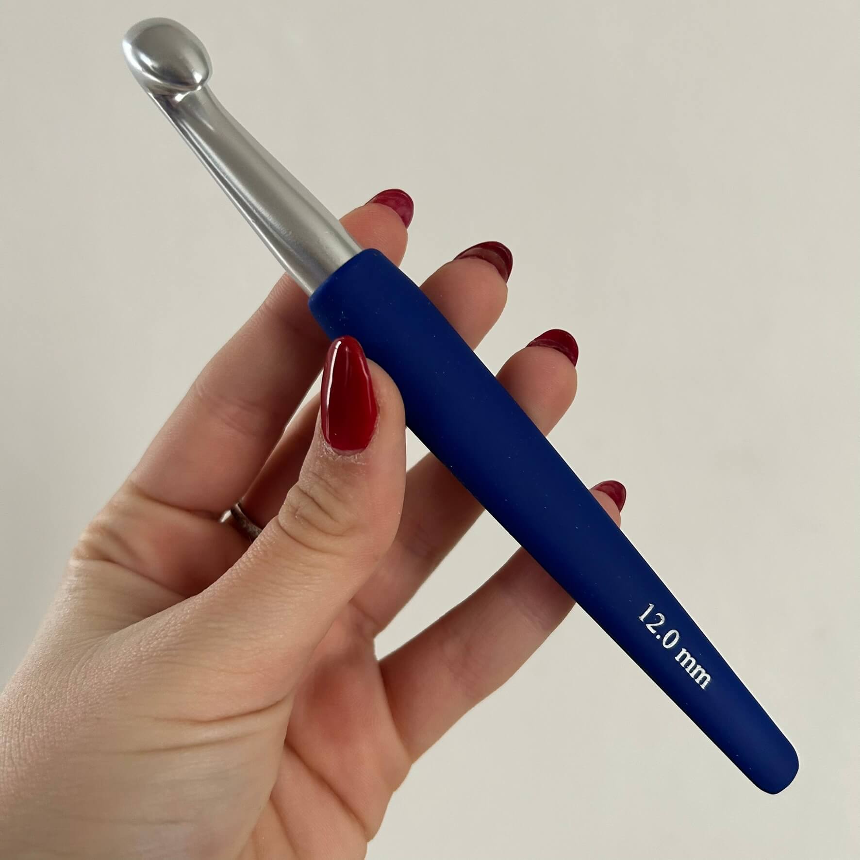 Uncinetto in alluminio numero 12 con base in plastica utile per lavorare a mano borse, abiti e accessori