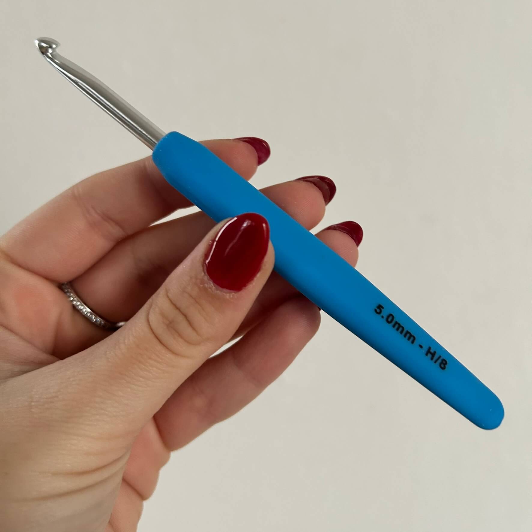 Uncinetto in alluminio numero 5 con base in plastica utile per lavorare a mano borse, abiti e accessori