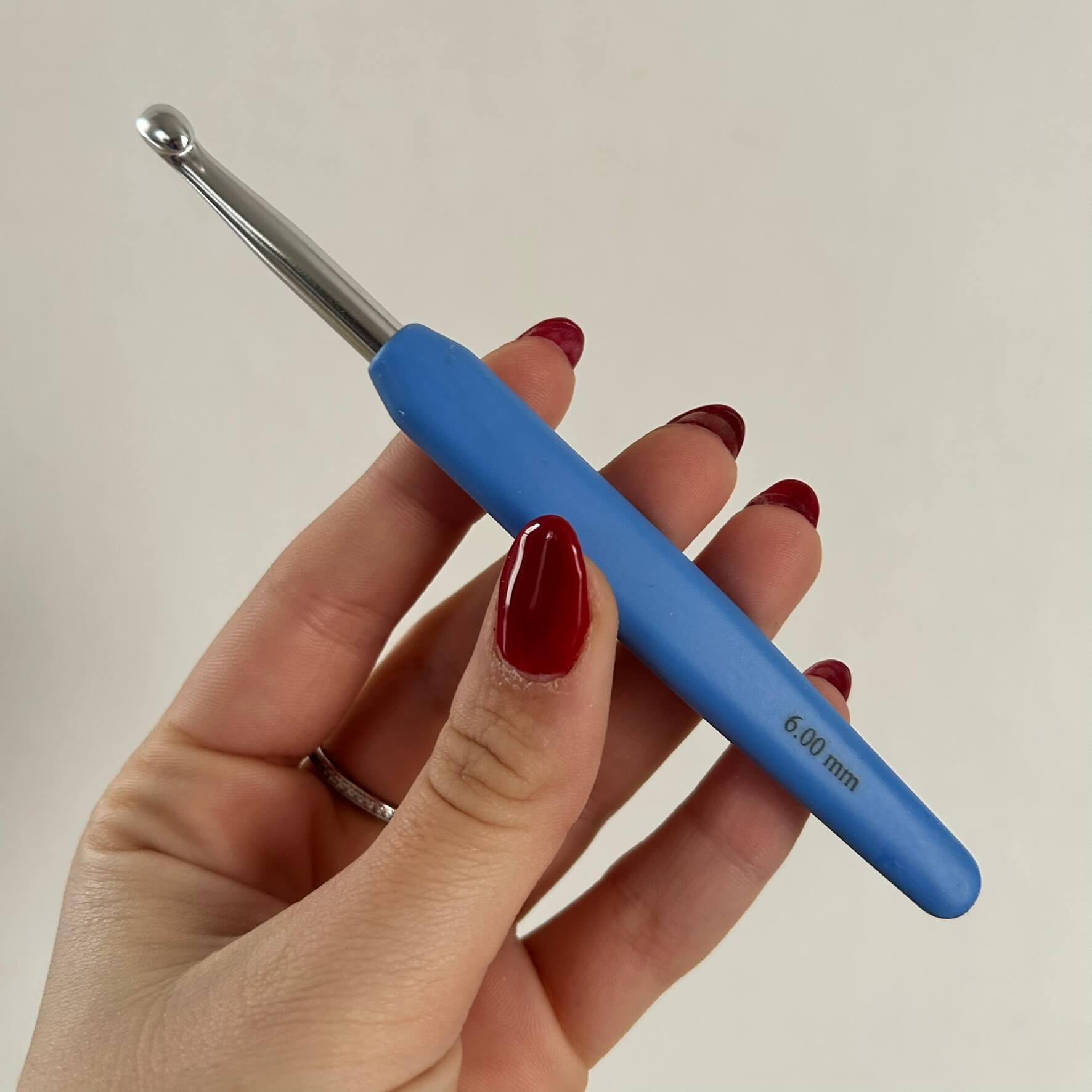 Uncinetto in alluminio numero 6 con base in plastica utile per lavorare a mano borse, abiti e accessori