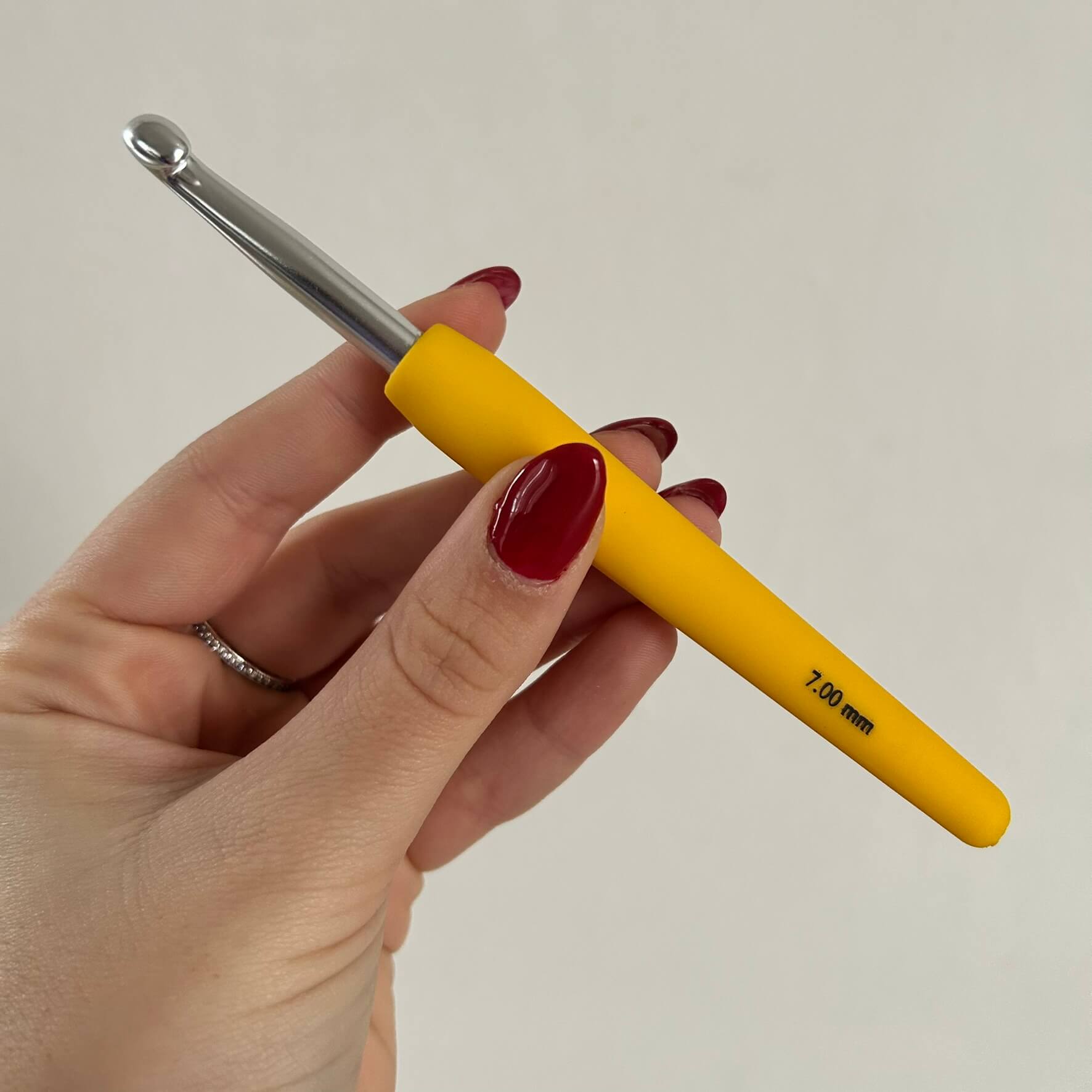Uncinetto in alluminio numero 7 con base in plastica utile per lavorare a mano borse, abiti e accessori