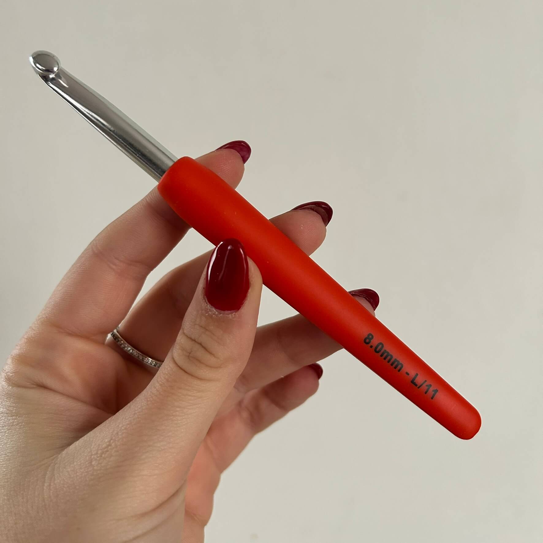 Uncinetto in alluminio numero 8 con base in plastica utile per lavorare a mano borse, abiti e accessori