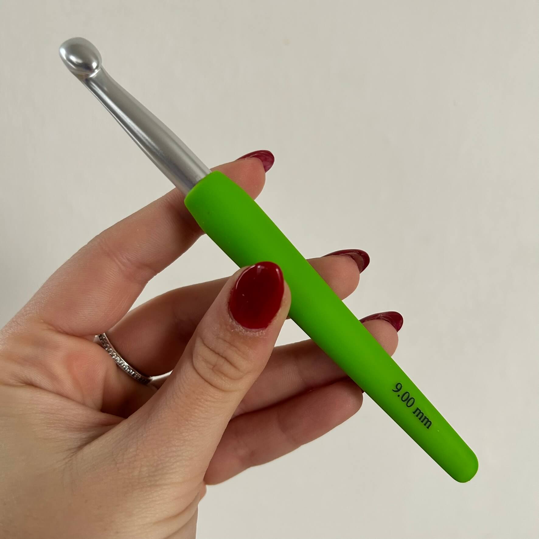 Uncinetto in alluminio numero 9 con base in plastica utile per lavorare a mano borse, abiti e accessori